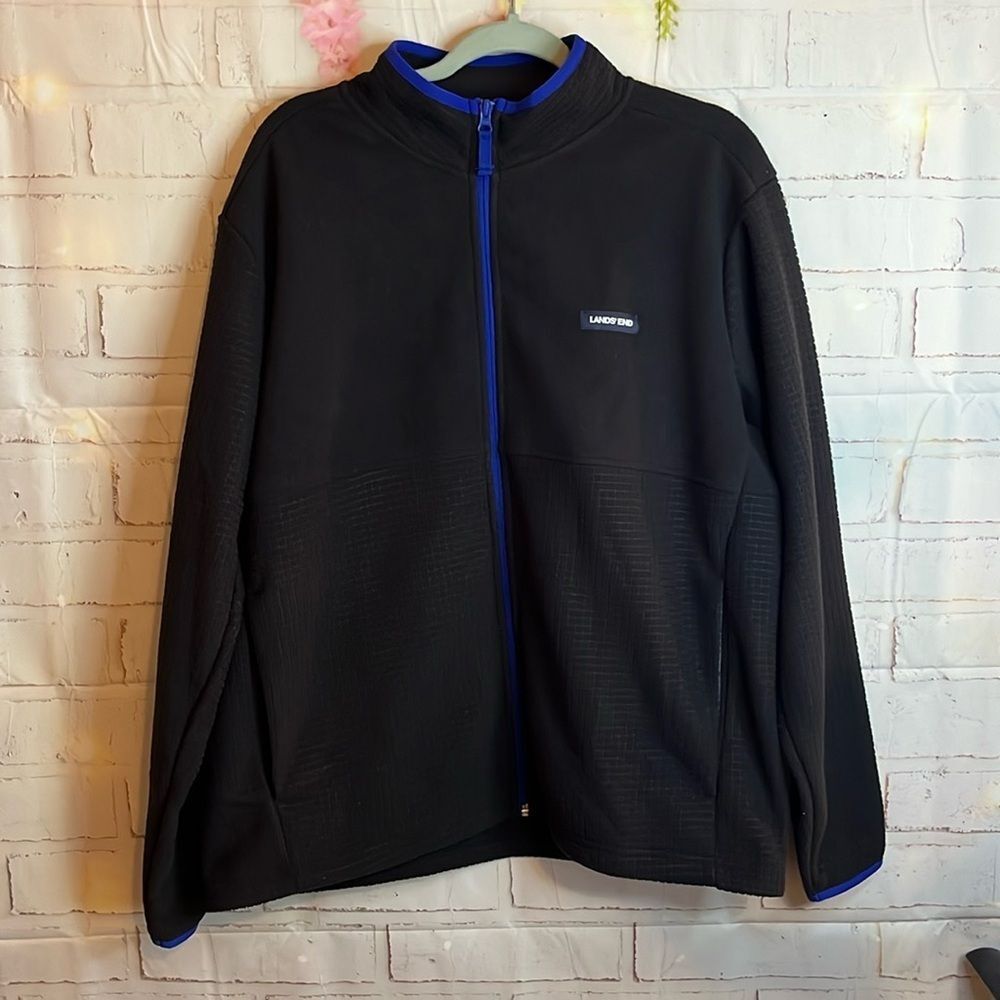 Lands End Men’s pocketed Comfy Fleece Zip Up. Size Large. NWT